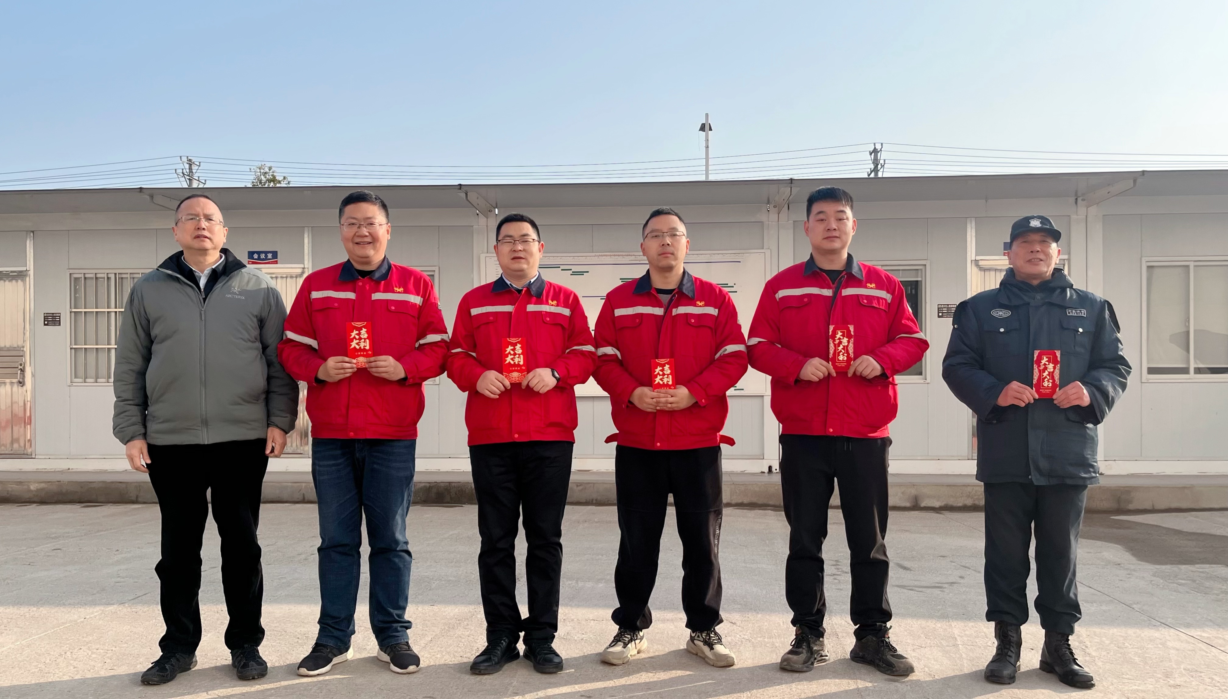 化機(jī)公司黨委書記、董事長、總經(jīng)理楊中澤到項目現(xiàn)場走訪慰問(圖2) 化機(jī)公司黨委書記、董事長、總經(jīng)理楊中澤到項目現(xiàn)場走訪慰問(圖2)