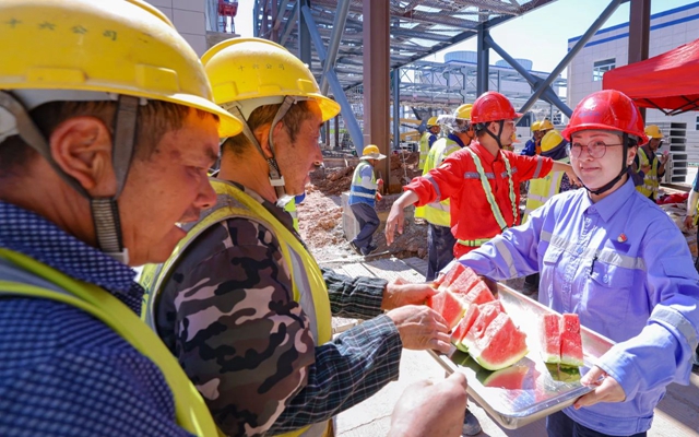 酷暑送清涼，關懷沁人心！宜化田家河園區全力保障職工高溫作業安全(圖1)